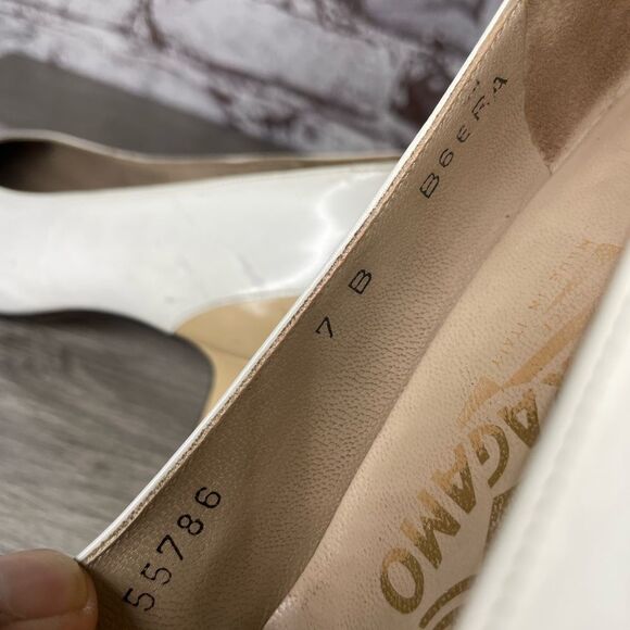 Salvatore Ferragamo Beige Leather Cap Toe Leather VTG Heels Women 7B US/37.5EU - Picture 4 of 15